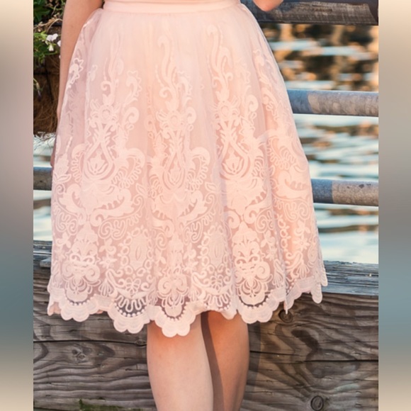 Chi Chi London lace full skirt with tulle underlay size petite 4 peach/pink - Picture 2 of 6